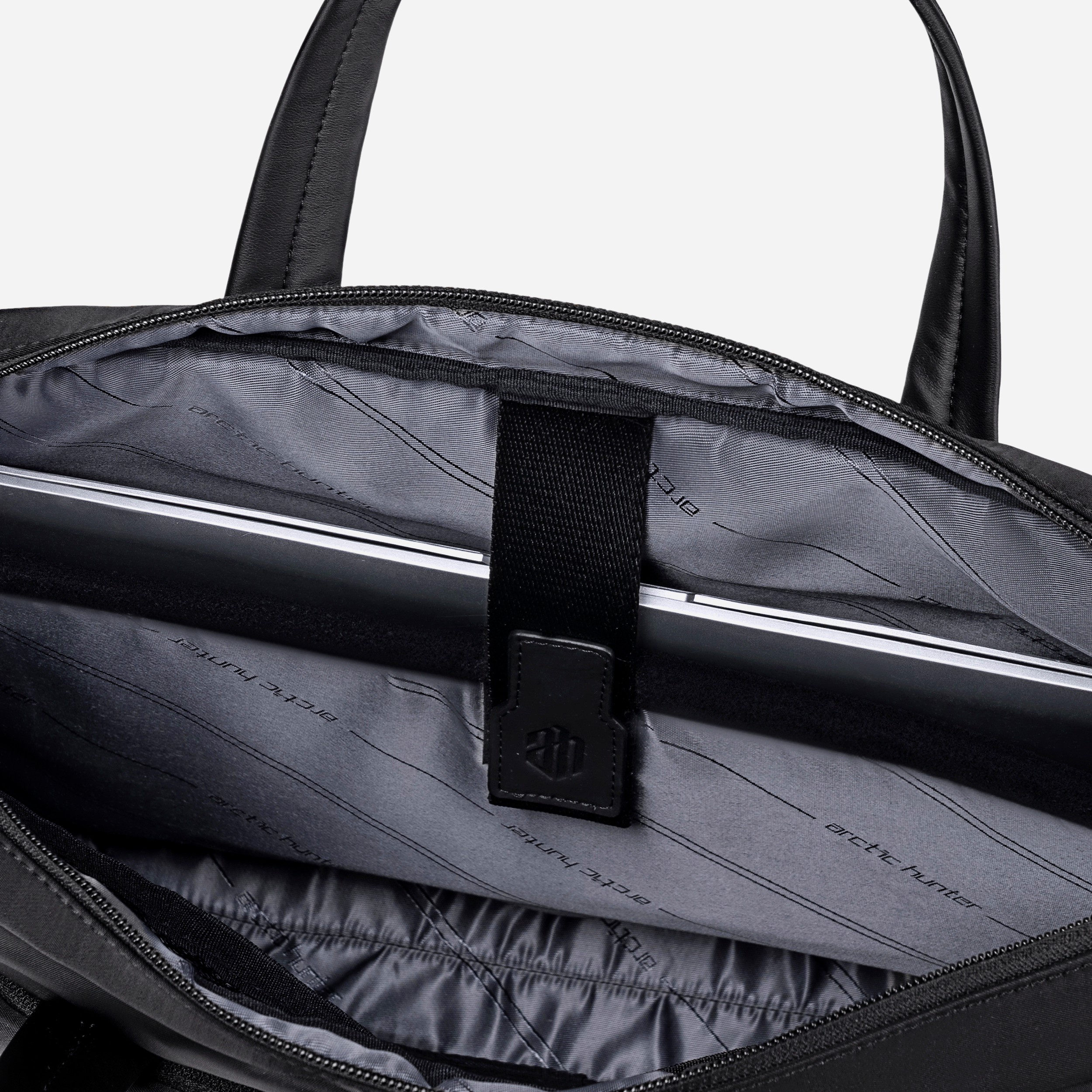 GWB00848 Black arctichunter-eg