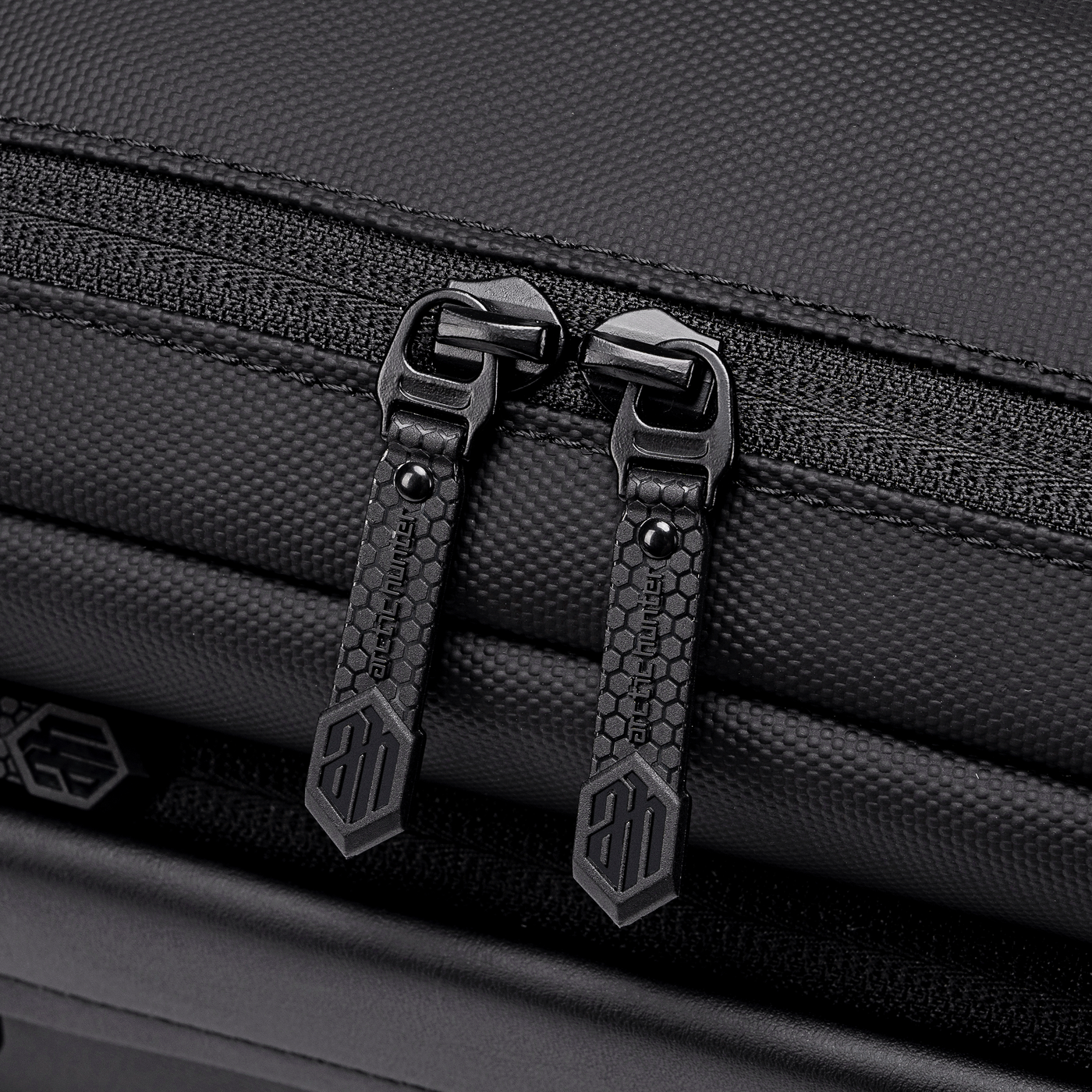 KB00944 Black Arctic Hunter
