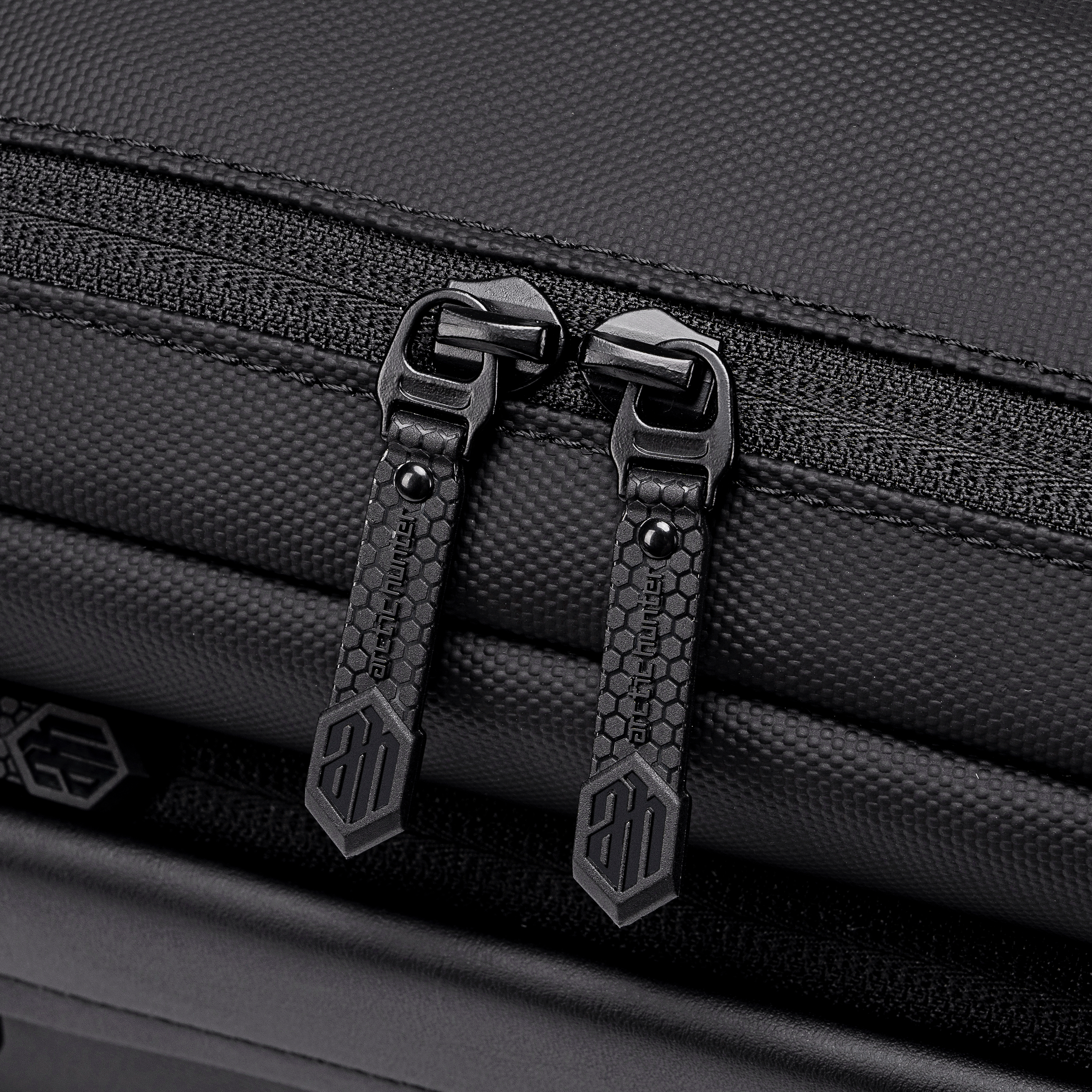 KB00944 Black Arctic Hunter