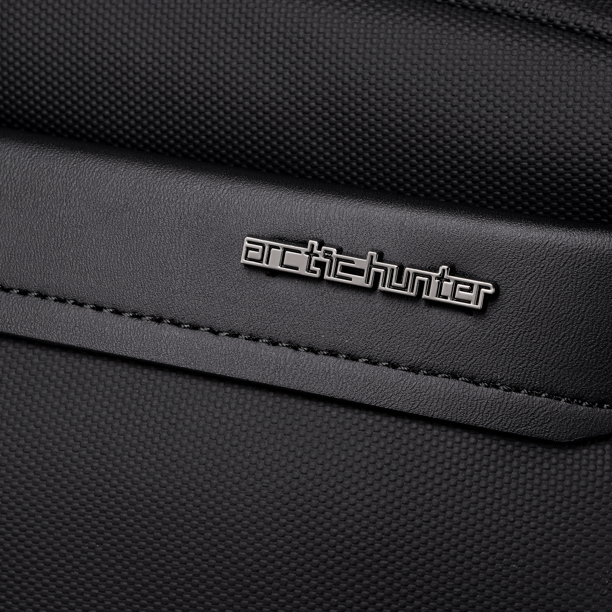 KB00944 Black Arctic Hunter