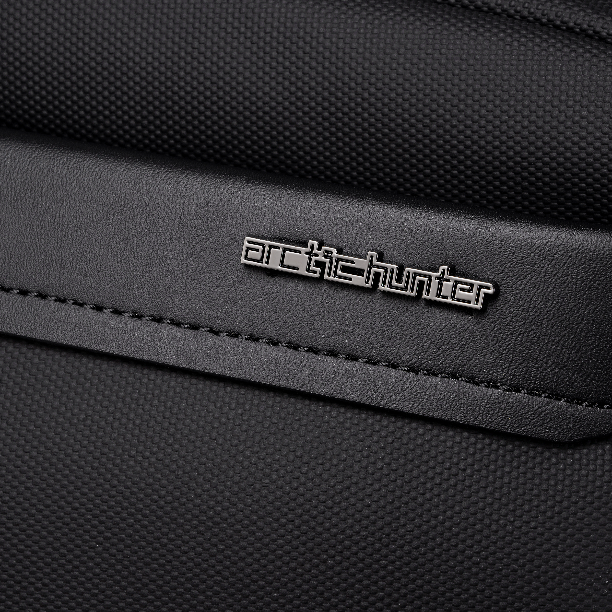 KB00944 Black Arctic Hunter