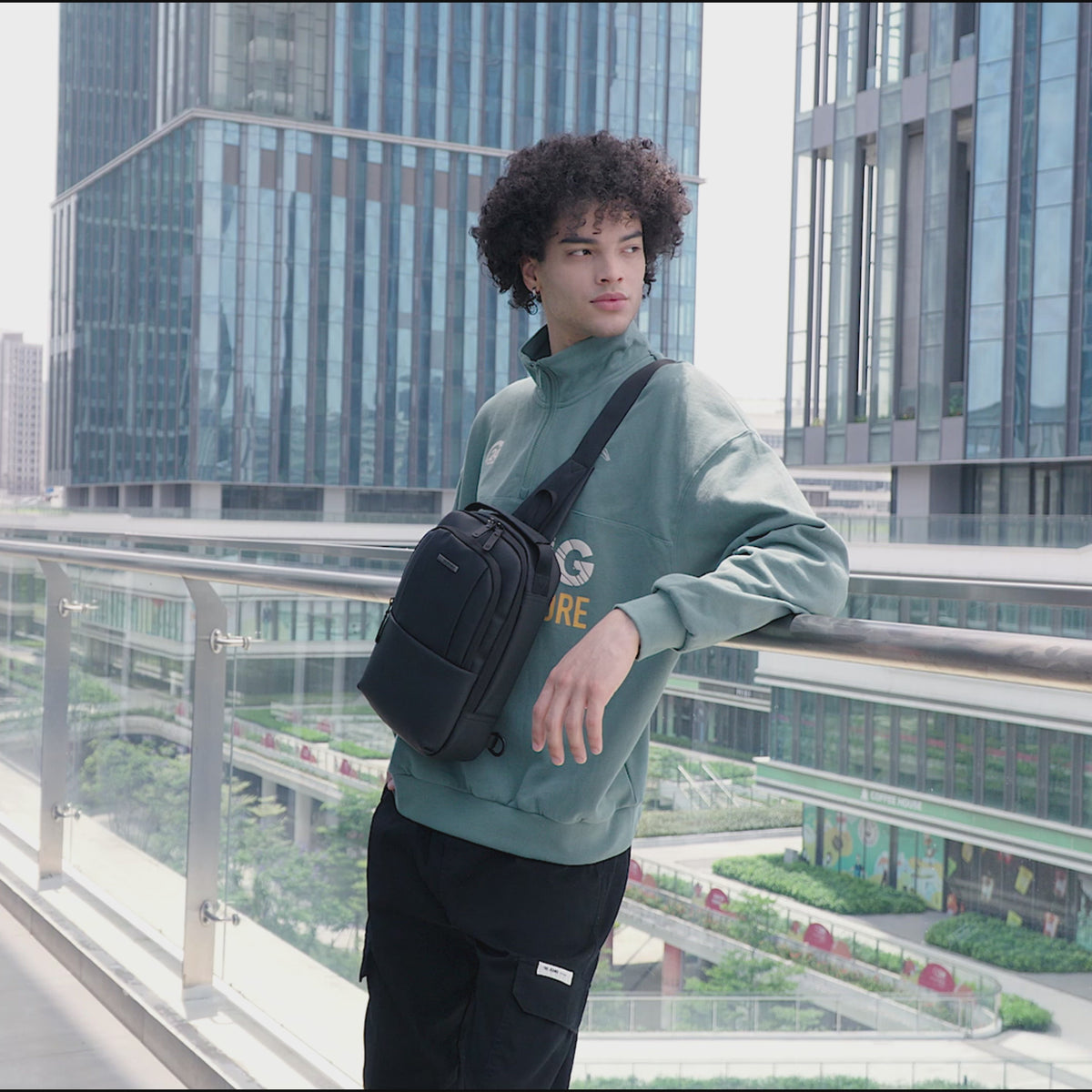 GXB00725 Black Crossbody Bag product video 8